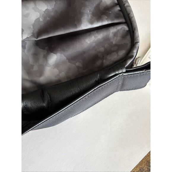 NWT Lululemon 1 Piece Gym Essentials Kit Gray Black Toiletry Makeup Travel Bag - Picture 13 of 13